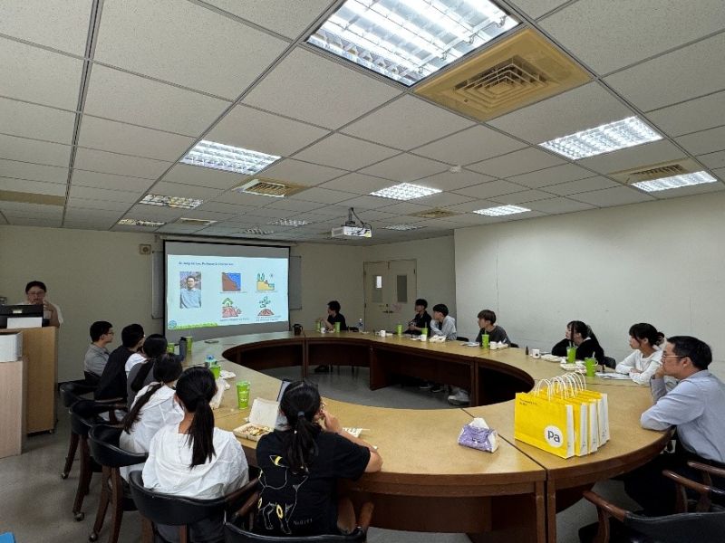 圖 3 馬莉婷老師於交流座談中介紹本系，說明森林暨自然資源學系之教學特色、研究主題與學習環境