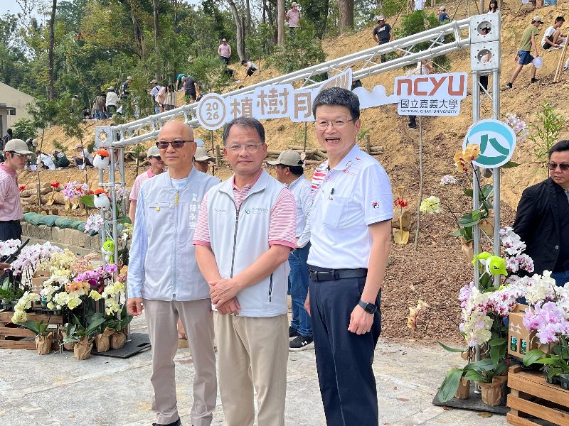 林翰謙校長與貴賓於蝴蝶蘭願景視窗前合影