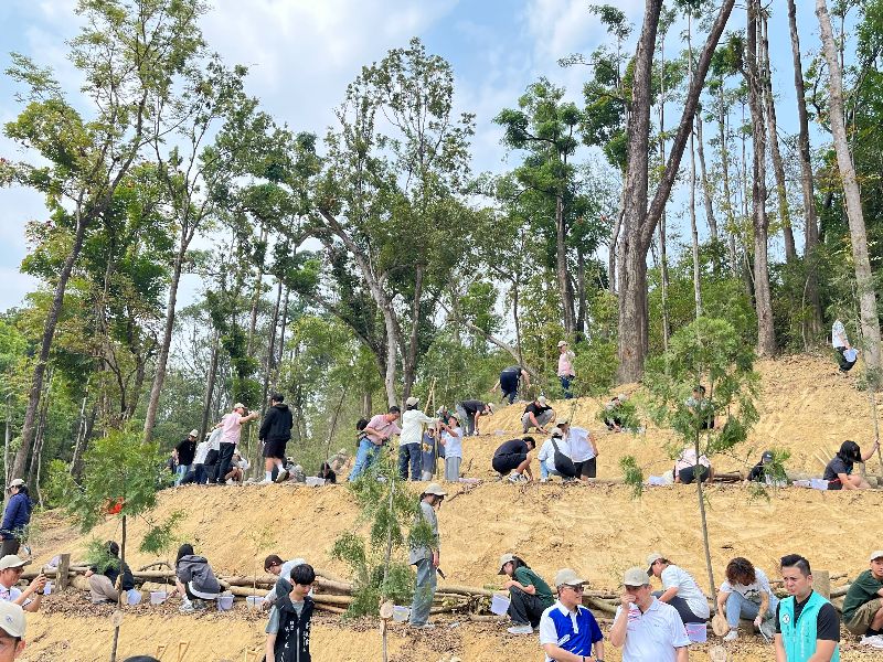 與會貴賓和本系學生參與植樹