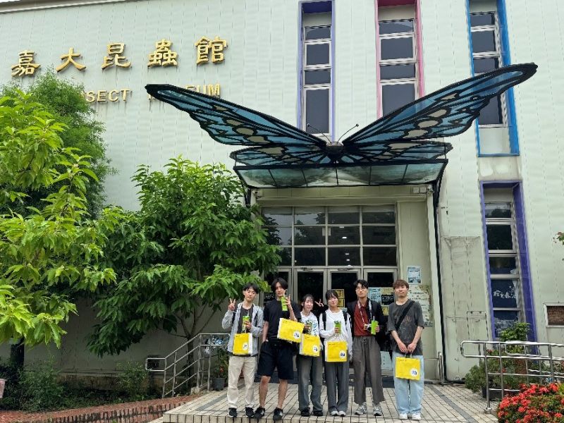 圖 5 本系學生陪同日本學生參觀嘉義大學昆蟲館，認識臺灣昆蟲多樣性及本校自然資源教育特色 