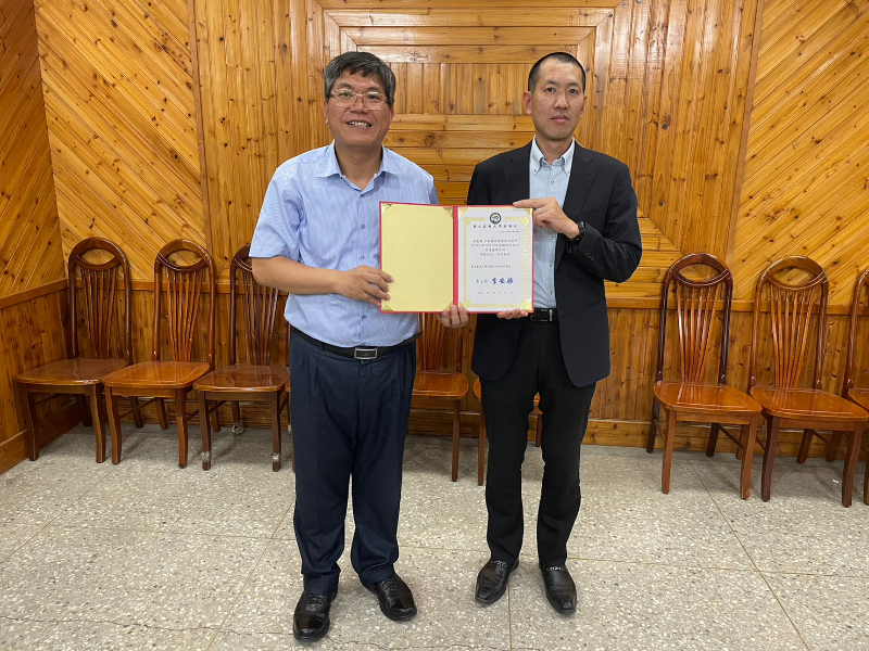 木設系李安勝主任致贈感謝狀予坪井康武主任。