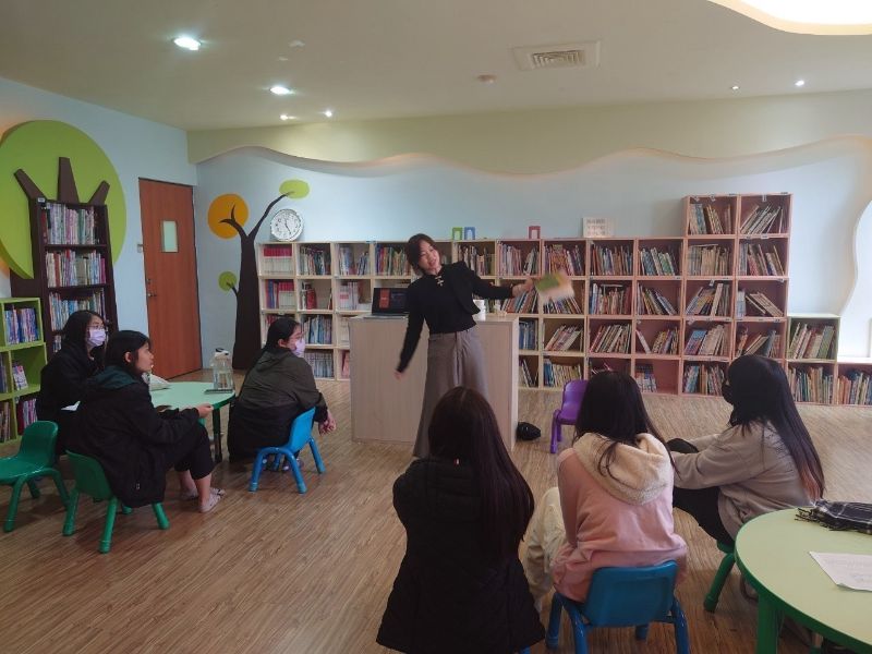 講師透過介紹繪本實際展示須注意的細節