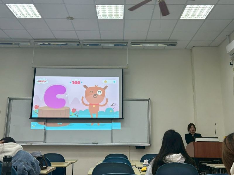 講師放字母歌曲影片給學生參考