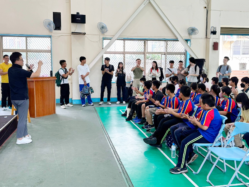 嘉大音樂學系管樂團指揮林士偉老師介紹管樂營教師群。（照片由音樂系提供）