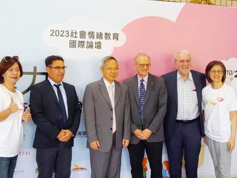國際學者合影。(照片由輔諮系提供)