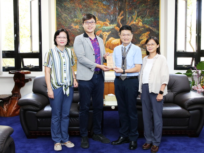 第六屆百大青農陳建瑋校友(左2)返回母校感謝師長昔日教導。