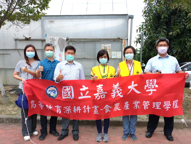行銷與觀光管理學系張淑雲主任及蕭至惠教授與大同技術學院參訪教師合影。