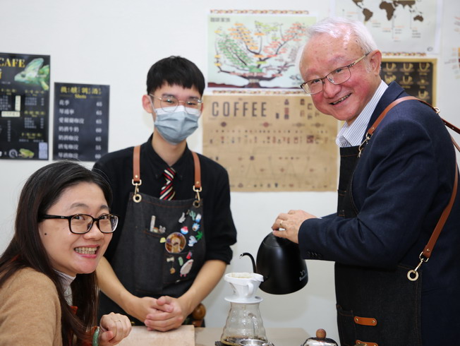 艾群校長親手沖泡咖啡讓夫人品嚐