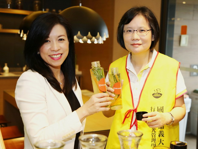 褔泰桔子商旅嘉義文化店副總經理劉文玲(左)與嘉大行銷與觀光學系蕭至惠教授(右)合影