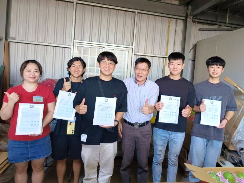 嘉大農學院沈榮壽院長頒發結業證書予學員合影。(照片由侯主任提供)