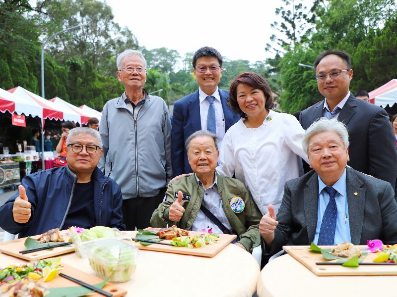 嘉大傑出校友劉芸富理事主席(後排右1)免費提供2隻烤全豬供大家品嚐。