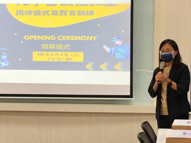 管理學院吳泓怡院長致詞。 