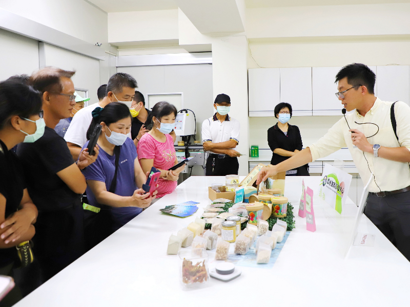 嘉大食品科學系張文昌助理教授向學員介紹各種初級加工產品。