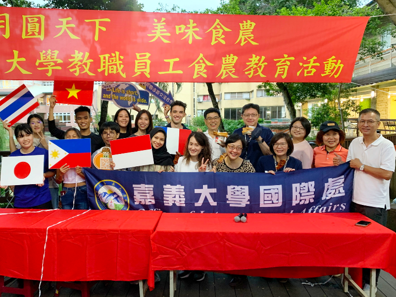 嘉大以烤肉車讓外籍學生感受臺灣中秋團聚品嚐烤肉的氛圍。