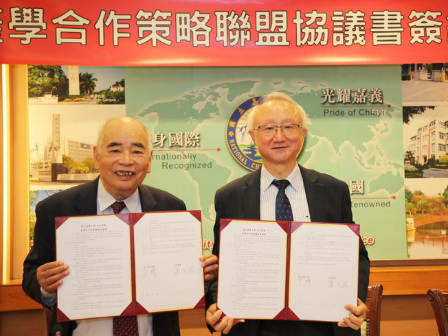 南良集團蕭登波總裁(左)與嘉大艾群校長(右)簽約後合影