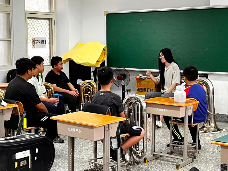 嘉大音樂學系學生向大埔國中小學童介紹低音號。（照片由音樂系提供）