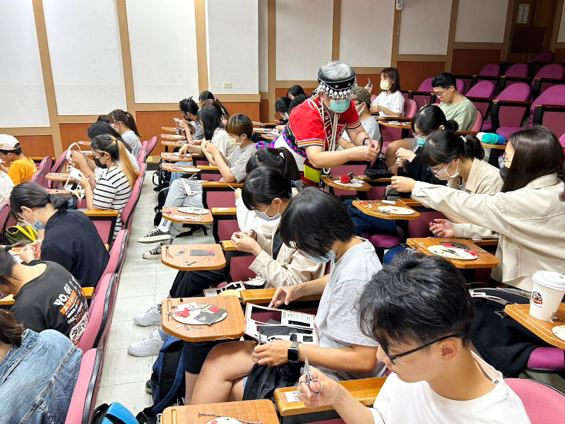 嘉大舉辦原住民傳統文化及手作課程，邀請部落老師與學生互動。 (照片由原民中心提供)