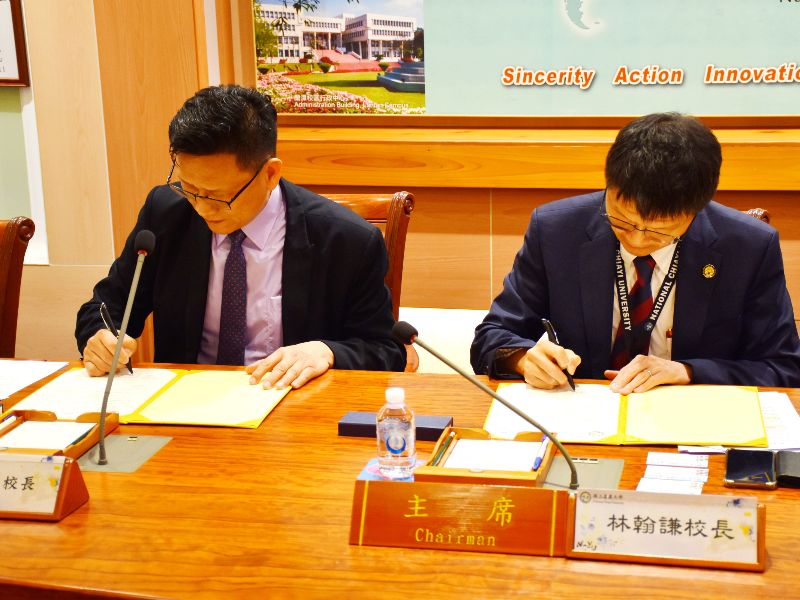 嘉大與曾文農工雙方校長代表簽署合作協議書。(照片由研發處提供)