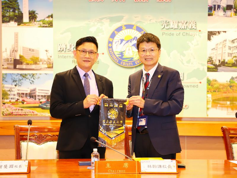 嘉大林翰謙校長致贈嘉大旗幟予曾文農工。