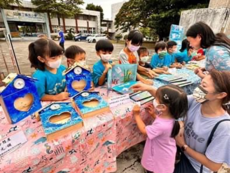 鄭淳云老師帶領幼兒園學童擺攤義賣自製繪本和海廢作品。（照片由鄭老師提供）