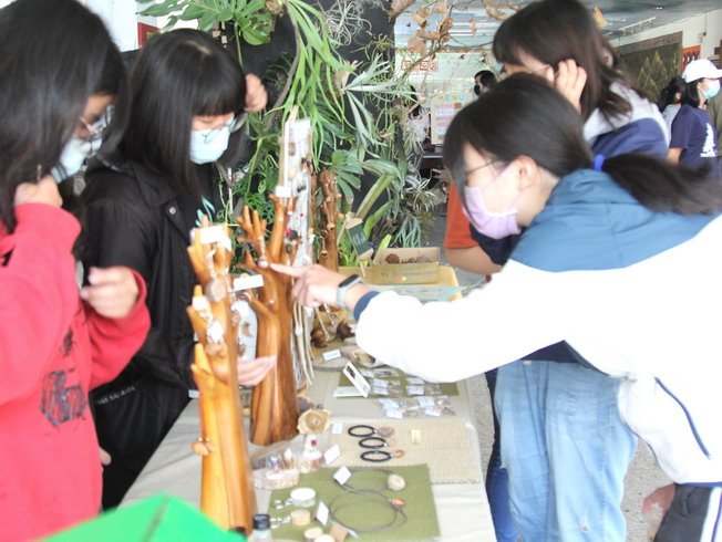 各式種子製成精美手工藝品展售吸引學生佇足。