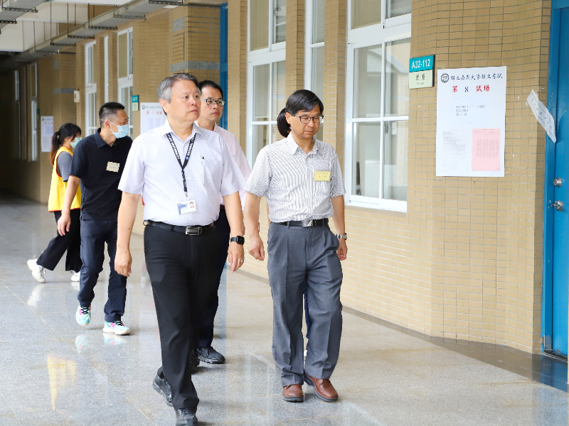 圖1:嘉大陳瑞祥副校長與張俊賢副校長率領一級主管巡視考場。
