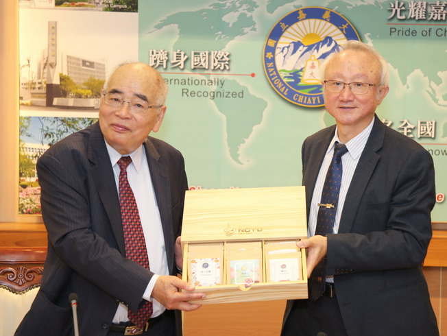 嘉大艾群校長致贈南良集團由蕭登波總裁(左)「NCYU-1919」精品木盒咖啡