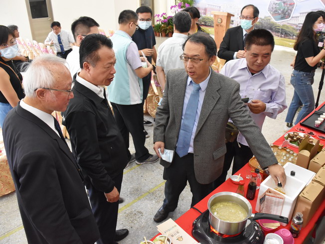 嘉大朱紀實副校長向嘉義縣翁章梁縣長介紹「金珠大豆」應用產品
