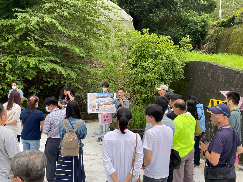 嘉大總務處營繕組蕭哲翔技士現場解說及觀摩雨水儲留利用系統。(照片由環安中心提供)