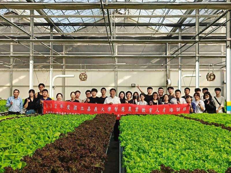 參訪大林三欣園藝公司。(照片由侯主任提供)