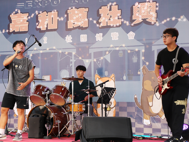 蘭潭流行音樂社帶來精采演唱節目。