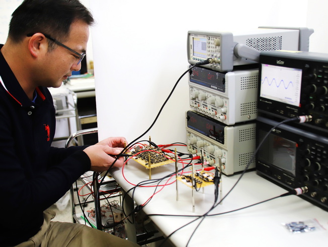 江政達教授專攻感測器介面及信號調節電路、ADC資料轉換器、SDM音頻調變器等研發。
