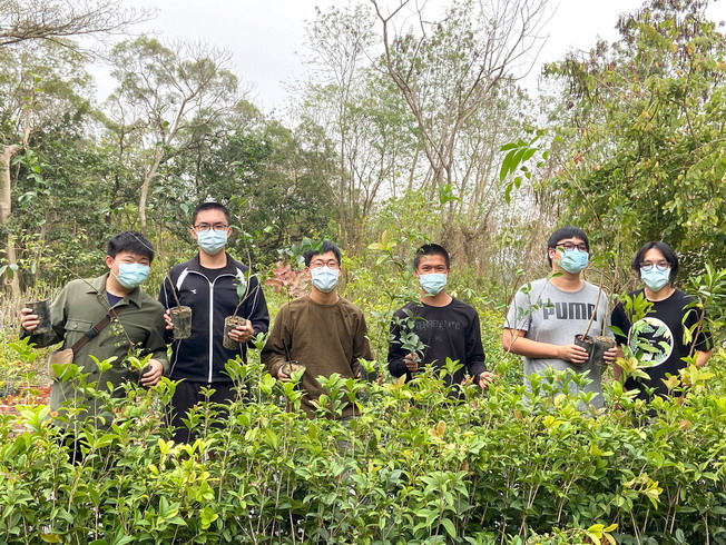 嘉大2021森林週學生準備數千株苗木邀請大家一起環境綠美化。