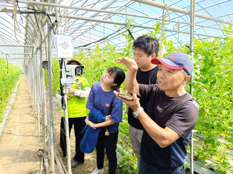 參訪順心農園由呂場長解說田間智能設施。(照片由侯主任提供)