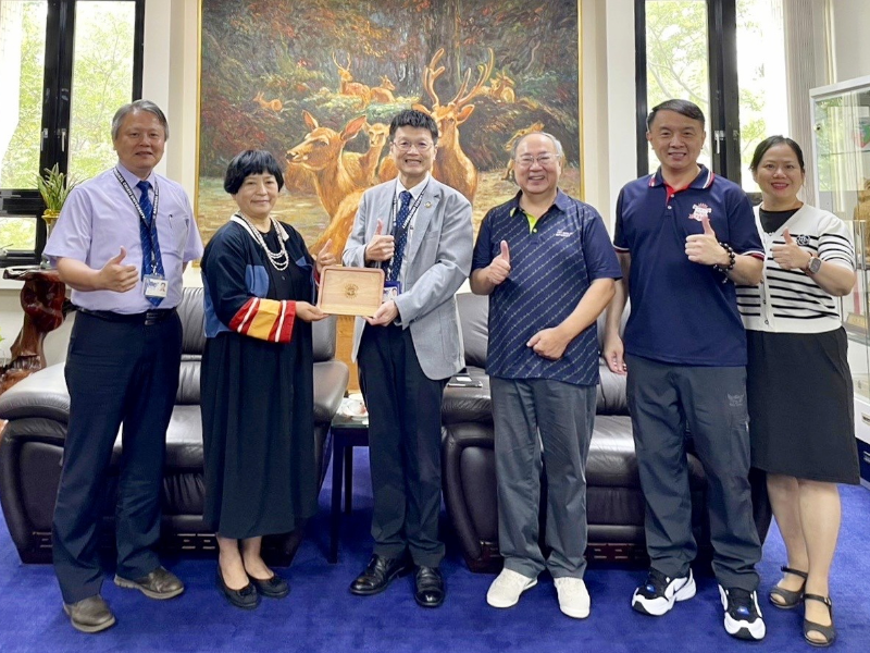 安淑美理事長與高正尚執行長拜訪嘉大研發團隊。(照片由廖慧芬教授提供)