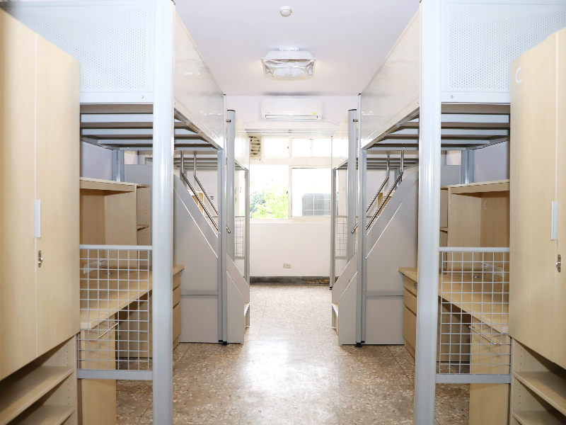 民雄校區嶄新寢室改為4人一間，床組採用側邊沖孔護欄加高設計，增加安全性與吊掛空間。