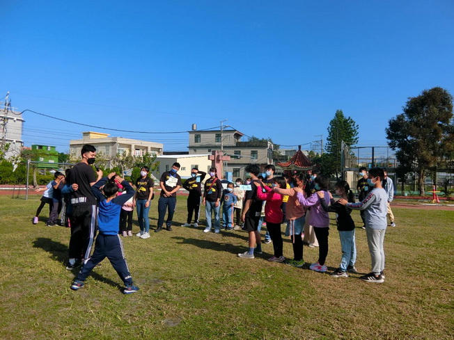 嘉大樵夫志工帶領學東石國小童一起玩大風吹遊戲。（照片由樵夫志工提供)