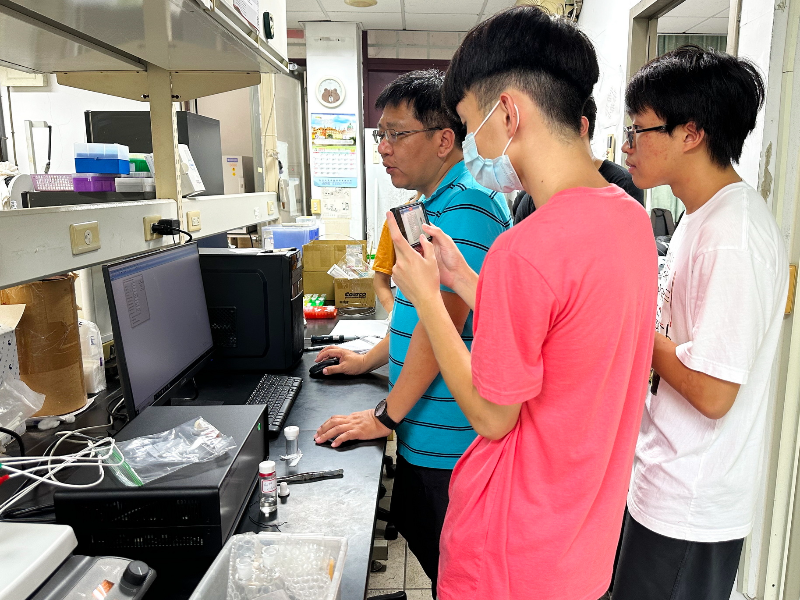 中山醫學大學陳建宏講座教授(左)指導嘉大學生實驗操作。(照片由環安中心提供)