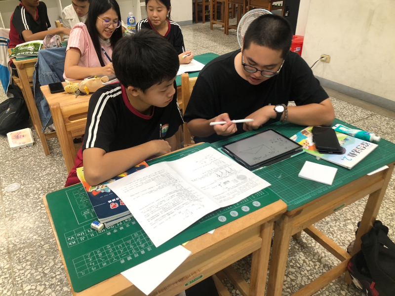 嘉大學生一對一輔導民和國中學生。(照片由楊奕玲教授提供)