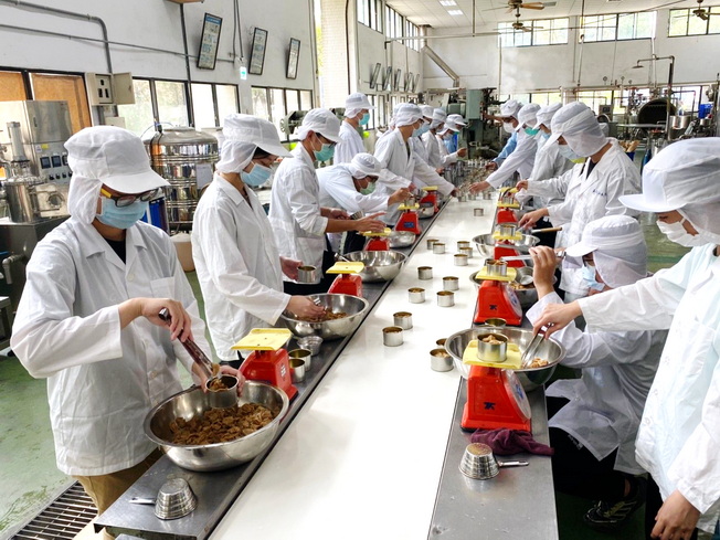 食品科學系除強化理論基礎，搭配實驗課程、工廠實務，圖中為該學系學生進行麵筋加工包裝。(照片由學院提供)
