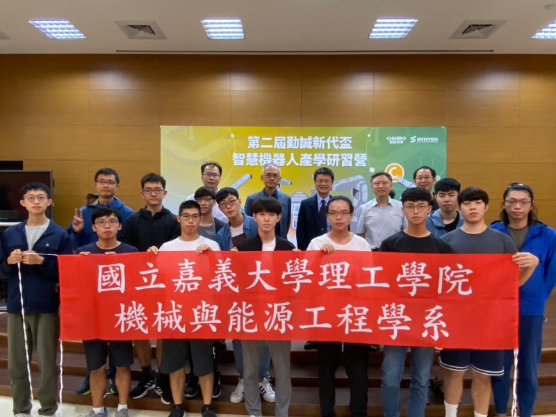 嘉大林翰謙校長勉勵機能系師生團隊將理論知識實際發揮於產業。(照片由機能學系翁老師提供)