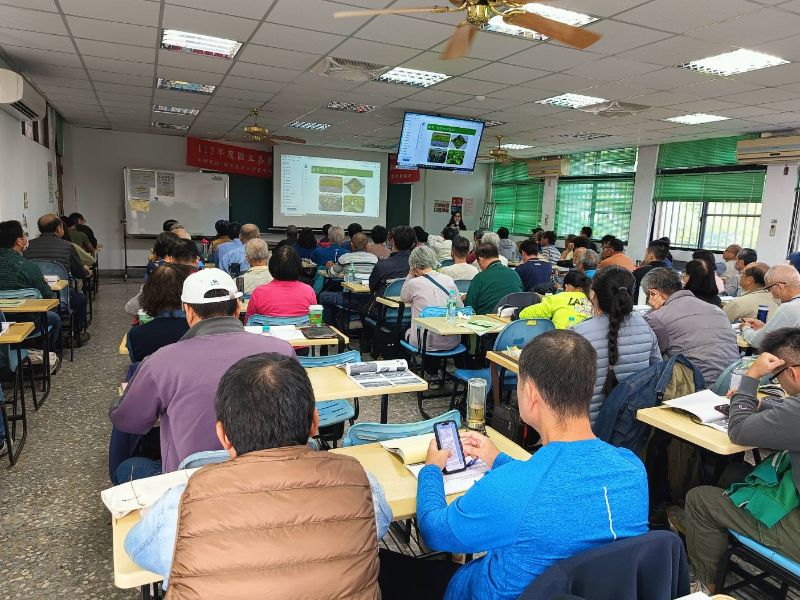 游之穎助理研究員介紹野花植生草毯之利用。（侯金日主任提供）