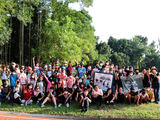 參與攀樹修剪課程與攀樹體驗活動師生合影。(照片由主辦單位提供)