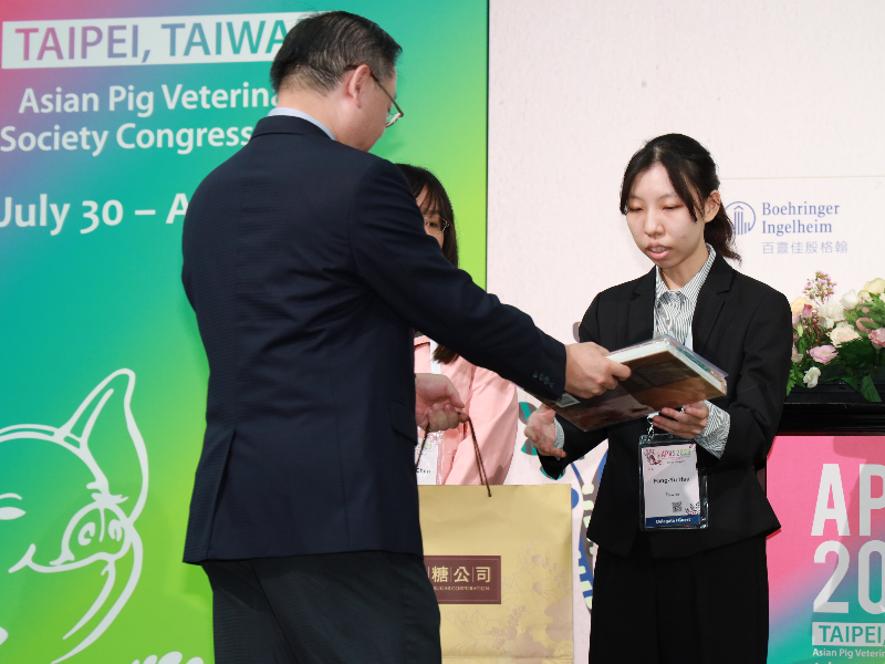 嘉大許方喻獸醫師獲頒第十屆亞洲豬獸醫師學會2023年國際研討會最佳論文獎。(照片由郭鴻志老師研究室提供)