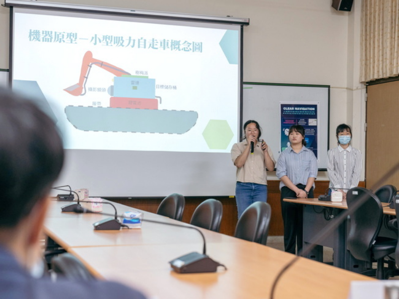 嘉大學生「沒有名組」團隊於複試時介紹他們的創意構想。(照片由邱志義老師提供）