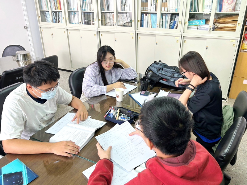 嘉大提供原住民學生專屬讀書空間，並輔導學生課業。(照片由原民中心提供)