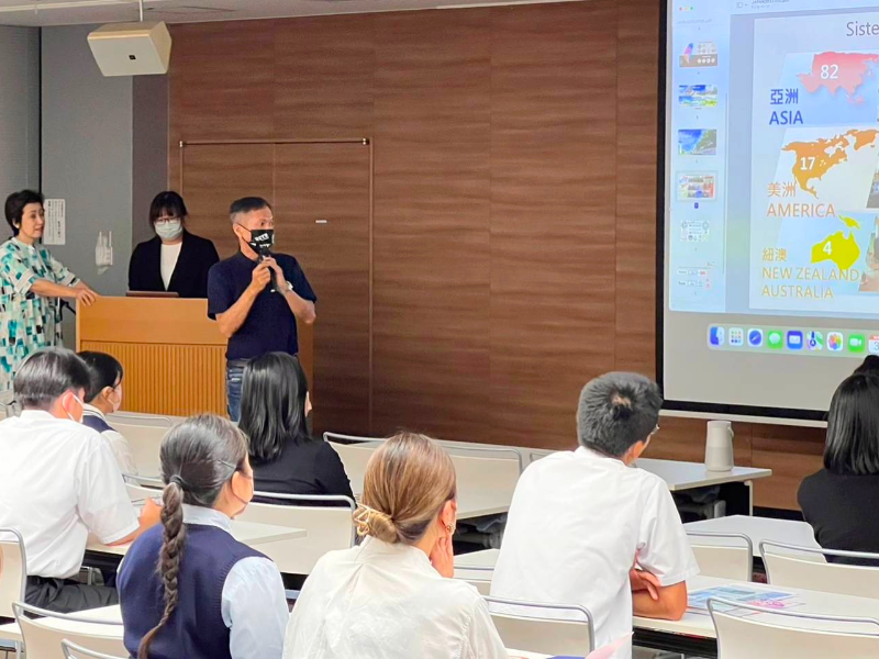 國際處林松興組長於日本「國際時事座談」介紹嘉大。(照片由國際處林組長提供)