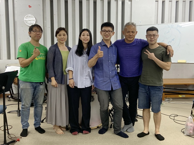 音樂學系曾毓芬教授(左2)、流行樂天王鼓手李守信老師(右2)與學員合影