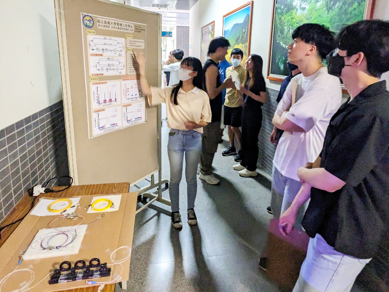 電機系學生介紹各類多環型光纖雷射架構及檢視各類架構中所產生的光纖雷射光的特性及效能。(照片由電機系提供)
