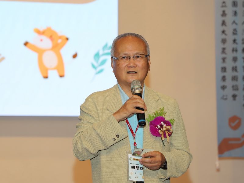 嘉大胡懋麟前校長致詞。